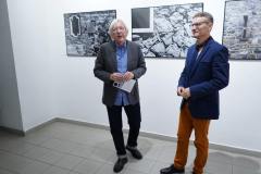 fotografia - apoloniusz węgłowski i konrad styka stoją