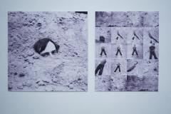 reprodukcja czarno białej fotografii przedstawiającej mężczyznę znikającego w piasku