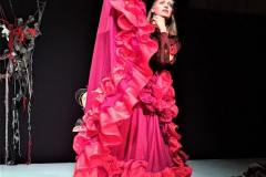 fotografia: aktorka-min na scenie, w czerwonej sukni
