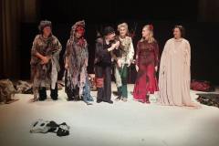 fotografia: sześcioro aktorów-mimów stoi na scenie, po zakończeniu spektaklu