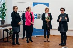 fotografia - grupa osób stoi podczas wręczania nagrody