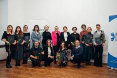 fotografia - zdjęcie zbiorowe kilkunastu osób stojących obok siebie
