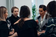 fotografia - grupa osób rozmawia ze sobą