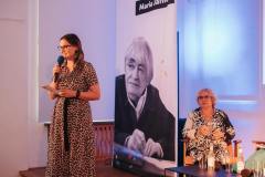 fotografia: kobieta wita publiczność