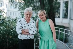 fotografia: maria peszek i dominika bednarczyk stoją na tle drzewa