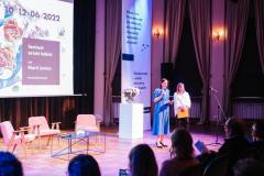 fotografia: dyrektor mazowieckiego instytutu kultury magdalena ulejczyk i elżbieta szymańska przemawiają do publiczności