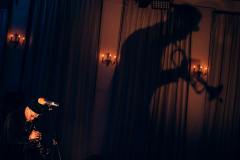 fotografia: Piotr Schmidt gra na trąbce, na ścianie widać jego wielki cień