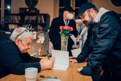 fotografia: aktor arkadiusz jakubik rozmawia z marcinem świetlickim podpisującym książkę
