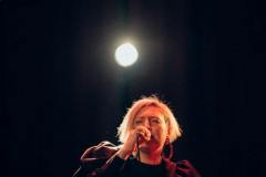 fotografia: anna gadt śpiewa, w tle reflektory