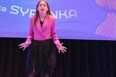 fotografia dziewczynka na scenie recytuje