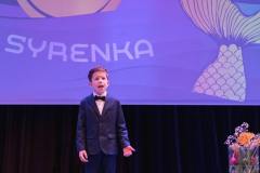 fotografia chłopiec na scenie recytuje
