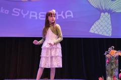 fotografia dziewczynka na scenie recytuje