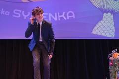 fotografia chłopiec na scenie recytuje