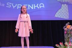 fotografia dziewczynka na scenie recytuje