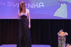 fotografia dziewczynka na scenie recytuje