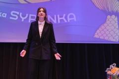 fotografia dziewczynka na scenie recytuje