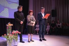 fotografia jurorzy odczytują wynik konkursu