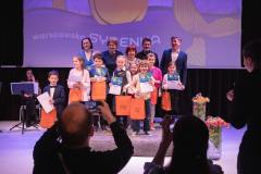 fotografia zbiorowa laureaci klas jeden - trzy