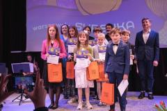 fotografia zbiorowa laureatów klas cztery - sześć