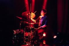 fotografia Marcin Rak gra na perkusji oświetlony czerwonym światłem